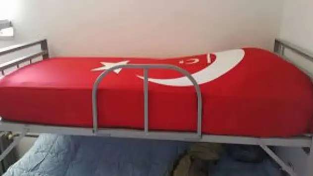Dağlıca şehitlerinin yataklarına Türk bayrağı