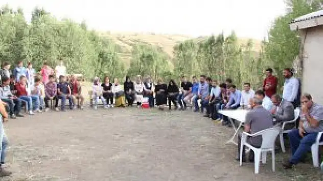 Gençlerden,şehit erin ailesini ziyaret