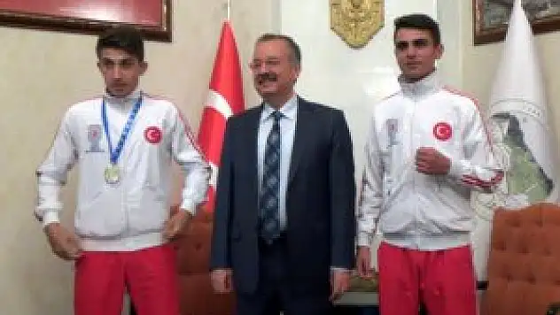 Şampiyon boksörlerden Vali Özdemir'e ziyaret