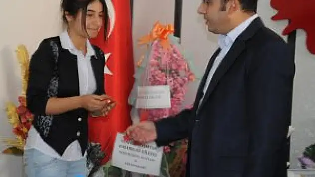 Kaymakam Bölükbaşı, öğrencileri ödülendirdi