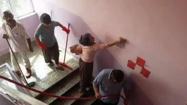 Müdür ve öğretmenler okul temizledi