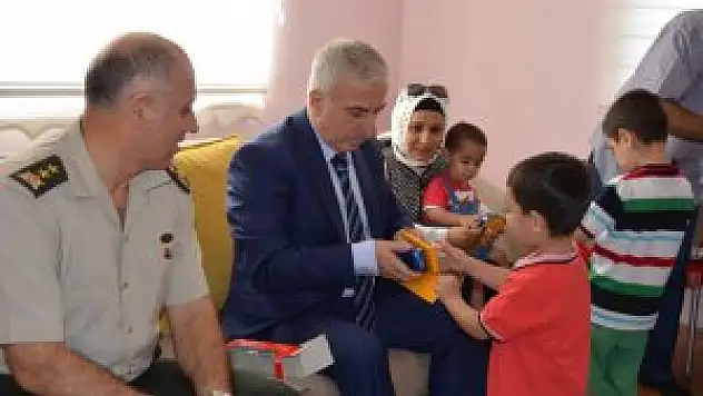 Malatya Valisi Kamçı, asker babasının bayramını kutladı