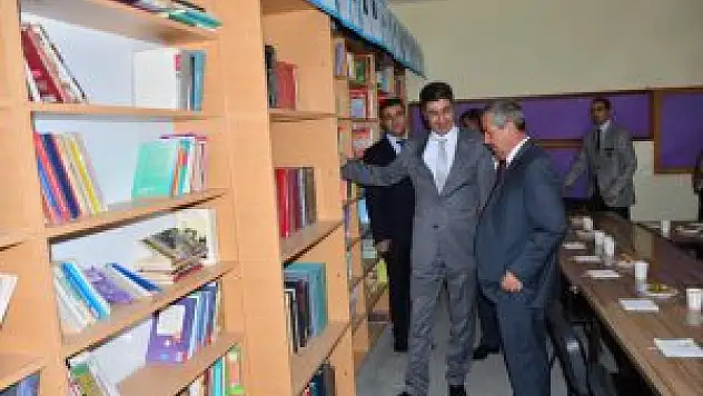 Babasının kurucu müdürlüğünü yaptığı okula kütüphane kurdu