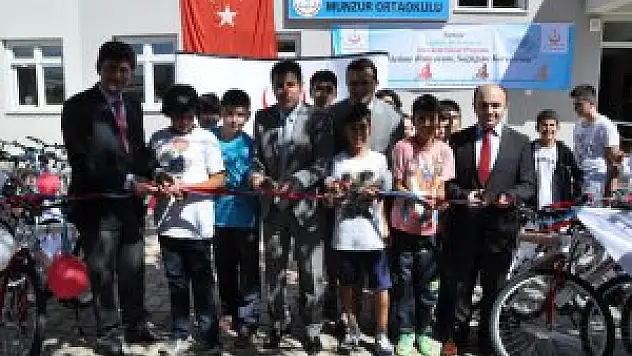 Tunceli'de öğrencilere bisiklet dağıtıldı