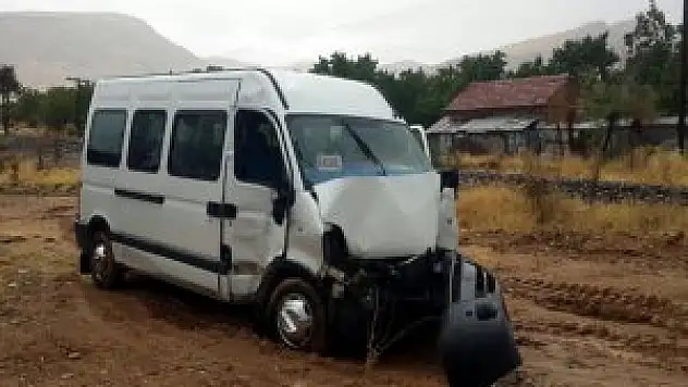 Elazığ'da yük treni minibüse çarptı: 1 yaralı