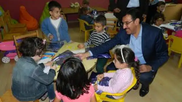 AK Partili gençlerden öğrencilere kırtasiye yardımı