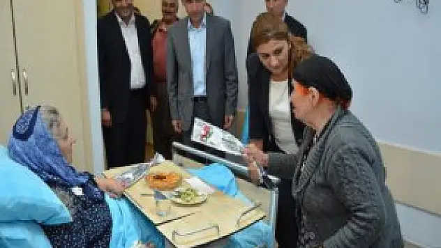 Hakkari Belediye Başkanı Yıldız, hastaları ziyaret etti