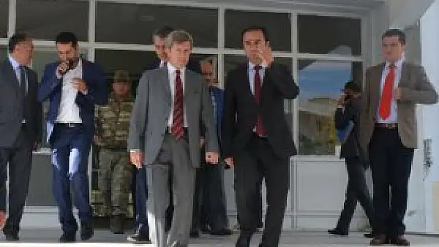 Vali Çınar, Tatvan'da ziyaretlerde bulundu