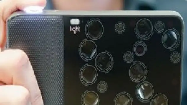 16 kameralı ilk DSLR fotoğraf makinesi