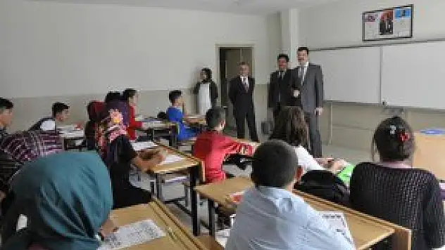 Arguvan Kaymakamı Yosunkaya, okulları ziyaret etti