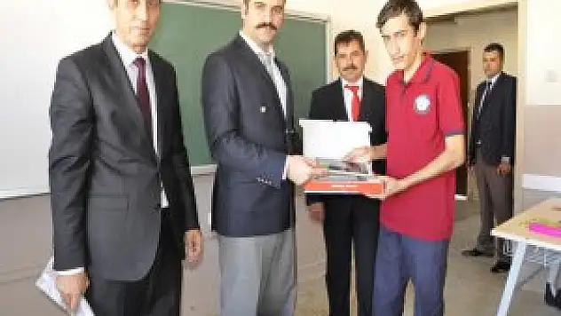 Arguvanlı liselilere tablet dağıtıldı