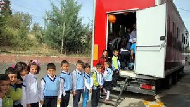 Türkiye Eğitim Gönüllüleri Vakfı'nın (TEGV) 'Ateşböceği Gezici Öğrenim Birimi