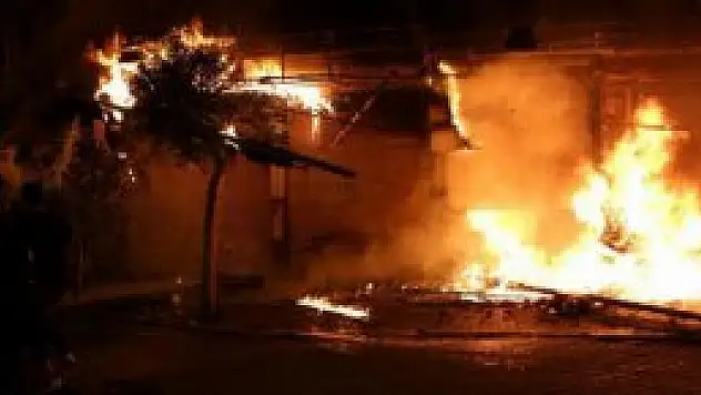 Alanya'da yangın: iş yerleri kül oldu