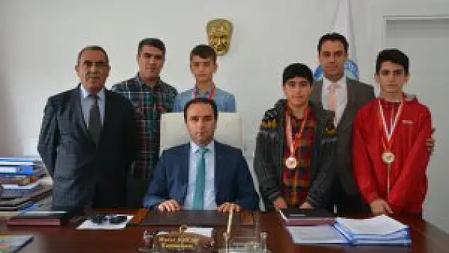 Kaymakam Erkan, şampiyon sporcuları ile birlikte