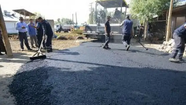 Mahallelerde başlatılan yol asfaltlama çalışmaları devam ediyor