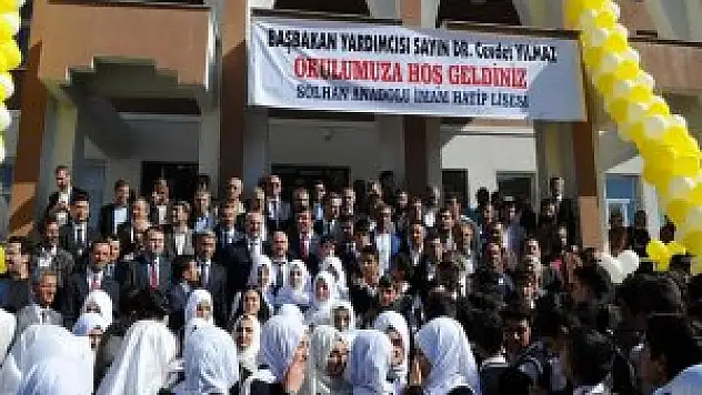 Başbakan Yardımcısı Yılmaz Bingöl'de okulları geziyor