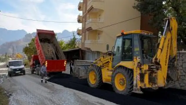 Hakkari Belediyesi, bozulan yolları onarıyor