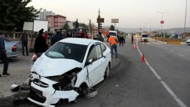 Elazığ'da, otomobil park halindeki araca çarptı çok sayıda yaralı