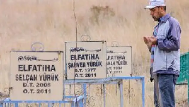 Van depreminin 4 yılında ölülere ziyaret