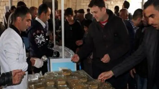 Aşkale Belediyesi 2 bin kişiye aşure dağıttı