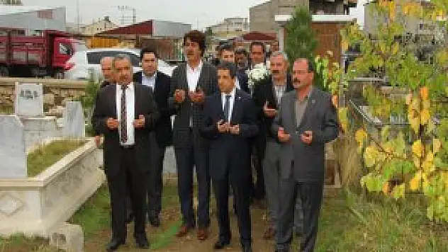 Van depreminin yıldönümü ölülerimize dua edildi