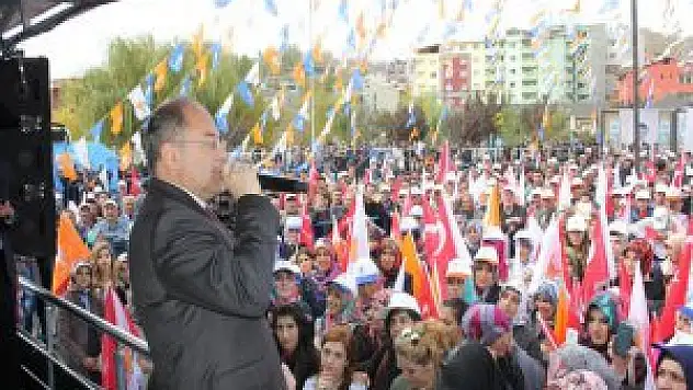 AK Parti Erzurum milletvekili adayı Recep Akdağ konuşma yaptı
