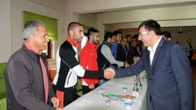 Başbakan Yardımcısı Yılmaz, Bingöl'de halka aşure dağıttı