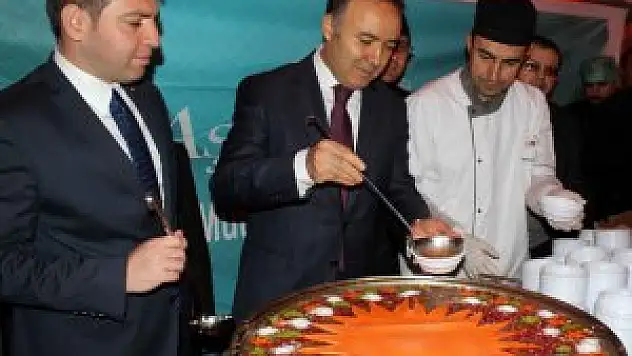 Cumhurbaşkanlığından vatandaşlara aşure gününe özel aşure dağıtıldı