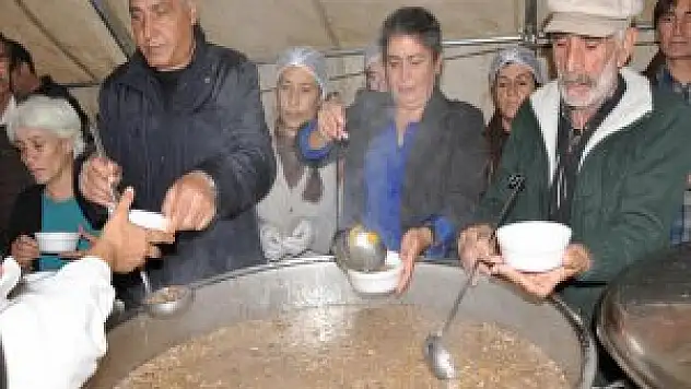 Tunceli Belediyesi aşure gününe özel aşure dağıtıldı