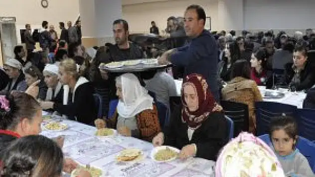 Muharrem ayına özel aşure dağıtıldı