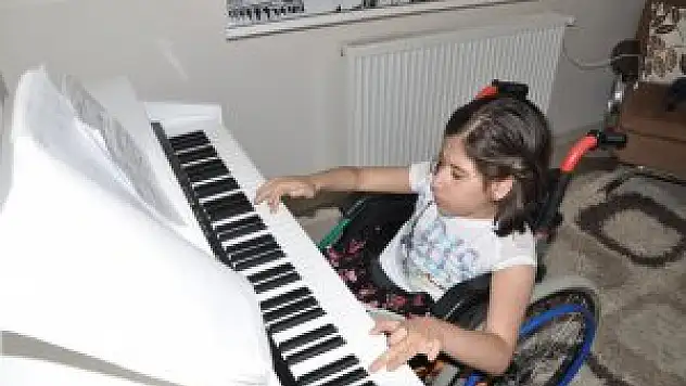 Zeynep'in piyano sevgisi engel tanımıyor