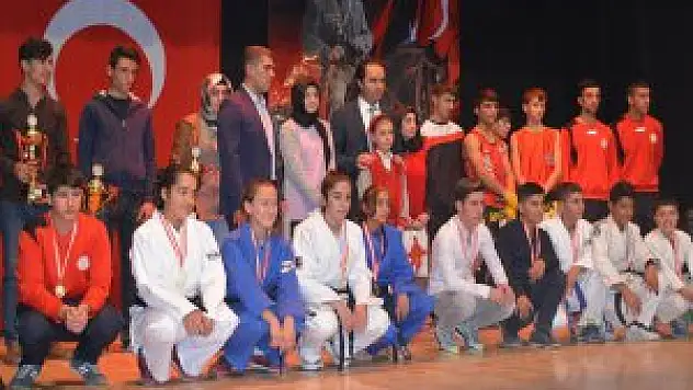 Tatvan ilçesinde Cumhuriyet Bayramı'nın 92. yıl dönümü dolayısıyla tören