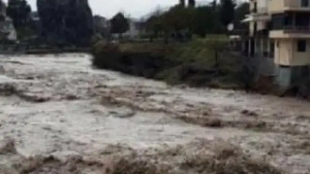 İran'a Sel vurdu 6 ölü var
