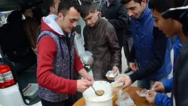 Sarıkamış Esnafı Halka Aşure Dağıttı