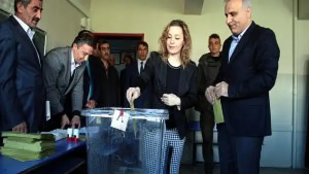 Elazığ Valisi Zorluoğlu sandık başında