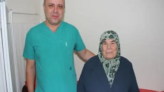 Yaşlı kadının sırtından 3 kilogram kitle
