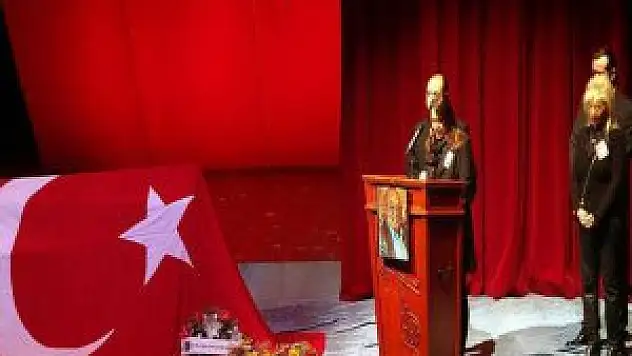 Tiyatro Eleştirmeni Üstün Akmen Son Yolculuğuna Uğurlandı