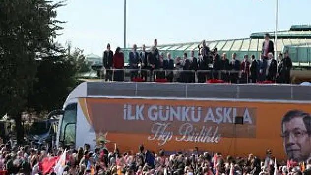 Davutoğlu'na havalimanında coşkulu anlar