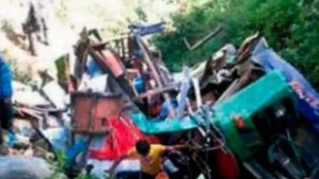 Nepal'de Otobüs Devrildi çok sayıda ölü