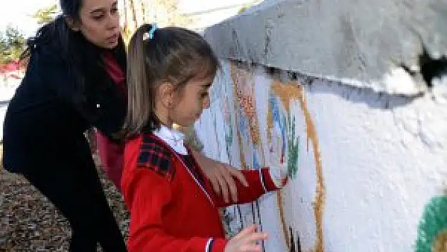 Okul duvarları resimlerle doldurdular