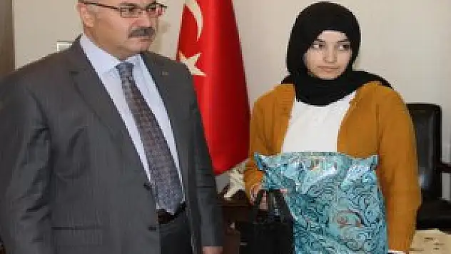 Bingöl Valisi Köşger 10 bininci kitabı alan öğrenciyi ödül verdi