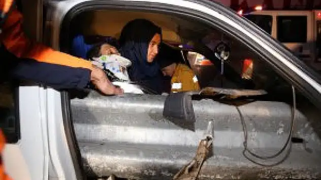 Erzincan'da otomobil bariyerlere çarptı: 2 yaralı
