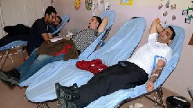 Çocuklar anne babalarını kan bağışçıs