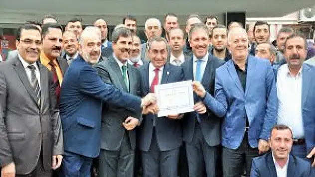 Milletvekilleri mazbata alımı yapıyor