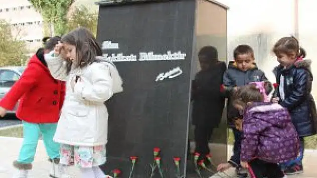 Bitlis'te anaokulu öğrenciler Büyük Önder Atatürk'ü anıyor