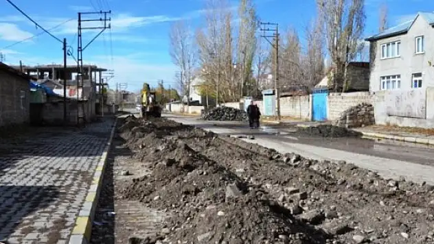 Ağrı Belediyesi çalışmalarına ara vermeden devam ediyor