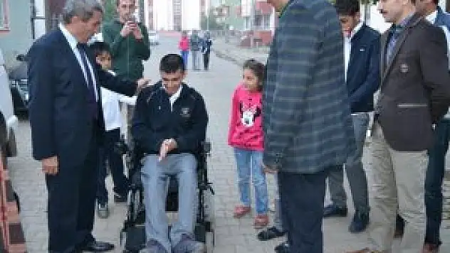 engelli öğrencinin hayalini öğrenciler gerçekleştirdiler