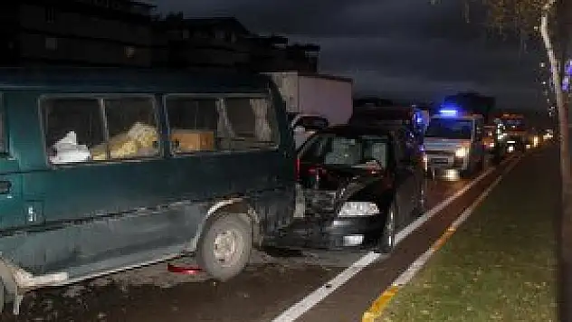 Erzurum'da kar yağışı trafik kazasına neden oldu