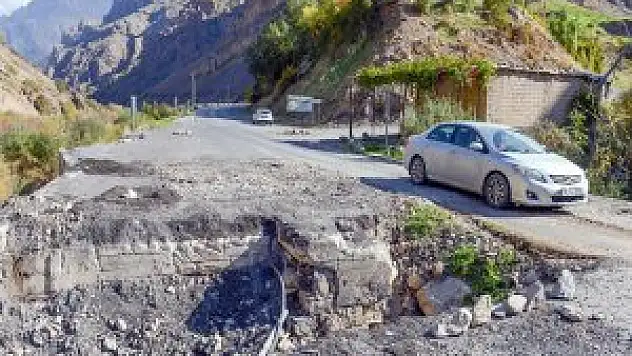 Hakkari'deki Hendekler sürücülere zor anlar yaşatıyor