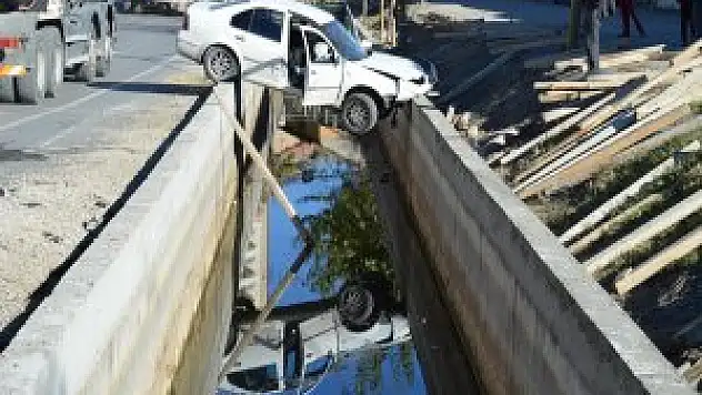 Malatya'da otomobil sulama kanalına düştü 1 yaralı